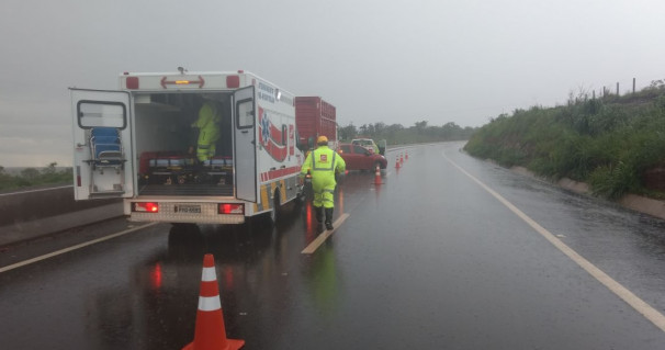 Motoristas perderam o controle direcional de seus veículos por conta da pista molhada ** PRF 
