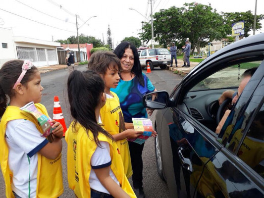 Atividades alusivas aos cuidados no trânsito são realizadas também por meio de blitz educativa
