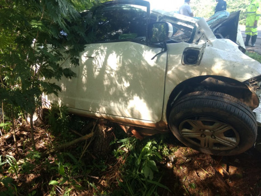 Veículo saiu da pista e bateu contra uma árvore