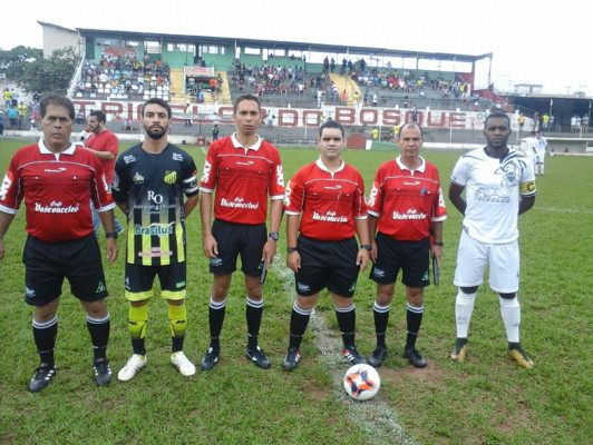 Capitães Diego e Renato com a arbitragem da decisão ** Gazeta do Triângulo 