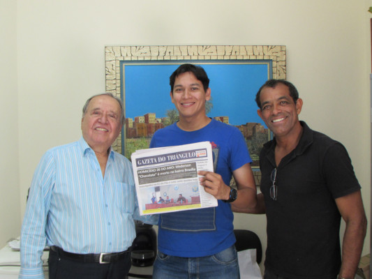 O diretor-presidente do grupo Araguari Comunicações, Darli Amaral e equipe da redação do Jornal Gazeta do Triângulo, receberam a visita do médico e roteirista Melkides José Menezes Diniz, atualmente, radicado em São Gabriel da Cachoeira/AM. 