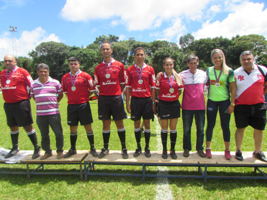 Equipe de arbitragem homenageada após a partida