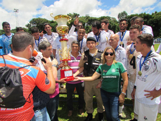 Entrega do troféu ao grande campeão