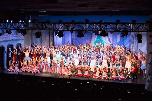 Apresentações contaram com uma equipe de aproximadamente 250 bailarinos