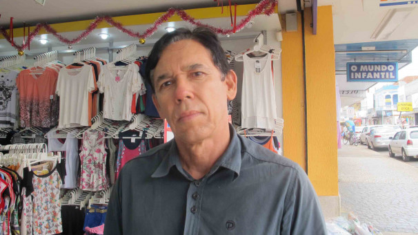 “A primeira coisa: ajudaria a minha família e também algumas pessoas que tem dificuldades financeiras”. Júlio de Souza, comerciante 