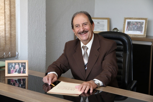 Nos deixa Dr. Nilvio Oliveira Batista – exímio advogado criminalista, mestre, grande pessoa, querido e extraordinário amigo. A saudade habita o meu e o coração de todos os araguarinos! 