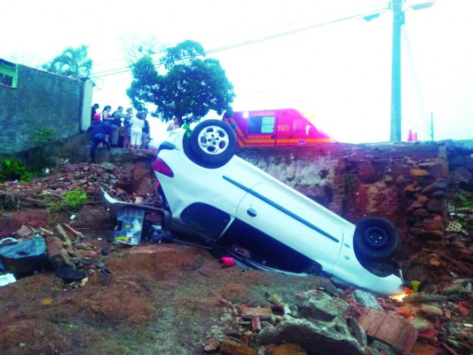 Veículo caiu em terreno que fica abaixo do nível da via