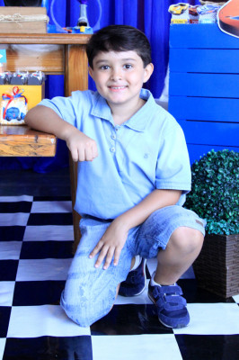 E antes do apagar das luzes de 2017, o fofíssimo Arthur Salatiel Amaral completa seus 8 aninhos de vida. Ao lado dos coleguinhas, da mamãe Dênya Goulart Salatiel Amaral e do papai Dr. Gustavo Monteiro Amaral, o pequeno canta parabéns hoje, dia 21. 