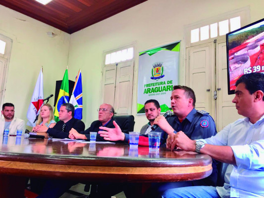 Prefeitura faz esclarecimentos sobre ornamentação natalina em coletiva de imprensa