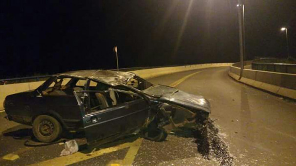 Colisão entre automóvel e motocicleta deixa jovem ferida