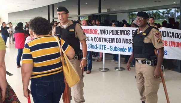 Professores se reuniram em frente à Assembleia Legislativa de Minas Gerais