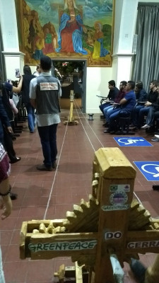 Garrafas PET são transformadas em fios e cerdas para vassoura