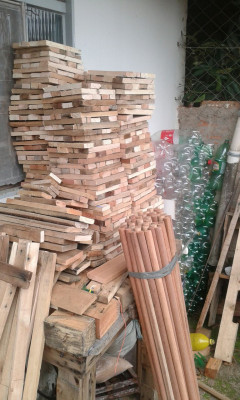 Voluntários estão trabalhando da montagem de 500 vassouras