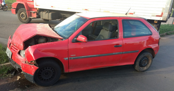 Automóvel envolvido em colisão na BR-050 ** PRF