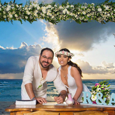 Sob as bênçãos da mãe natureza e com vista para o infinito azul do mar do Caribe, os araguarinos Raiana e Anderson Padial se casam em Cancún.