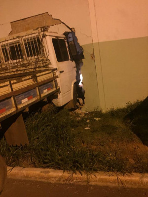 Caminhão colidiu com uma caminhonete e chocou-se contra a parede de galpão