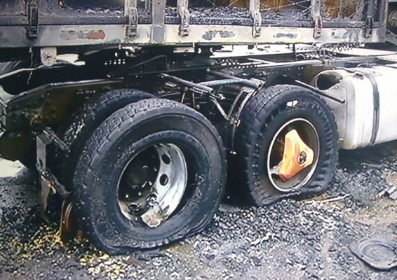 Veículo pegou fogo após problemas mecânicos entre Catalão e Araguari ** Divulgação 