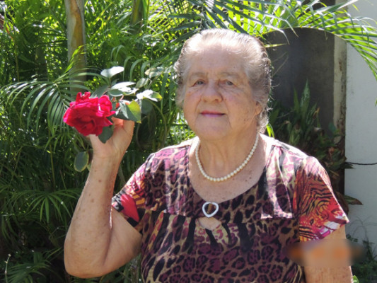 Maria Abadia de Lima Ferreira aniversariante de hoje, recebendo o carinho do marido Jorge Coelho Ferreira, dos filhos Elcio, Sônia e Ronaldo e de todos os familiares e amigos 