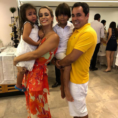 Dr. Augusto Espíndola Dias da Silva, a esposa a arquiteta Luciana Silveira Espíndola e os filhos Antonela e Augusto Filho na noite de Natal.