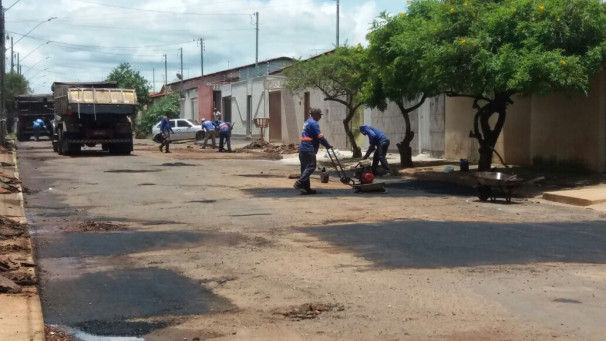 Rua Amazonas, que interliga o bairro Maria Eugênia aos residenciais do Minha Casa Minha Vida, recebeu a manutenção nessa quarta-feira