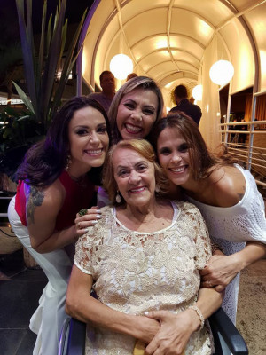 Apresentadora do SBT – Nadja Haddad, passa a noite de Réveillon em Araguari na companhia das irmãs Patrícia Haddad, Ludmila Haddad e da mãe, a artista plástica Maria Auxiliadora Haddad.