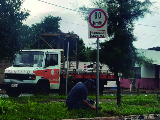 Aproximadamente 30 placas foram instaladas em toda a extensão da avenida 