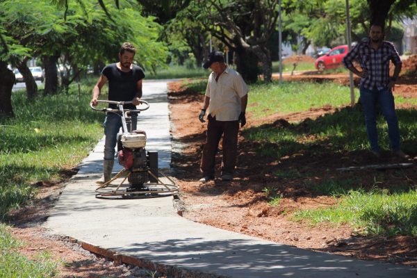 Serviços são realizados em canteiro central localizado em frente à delegacia de Polícia Civil
