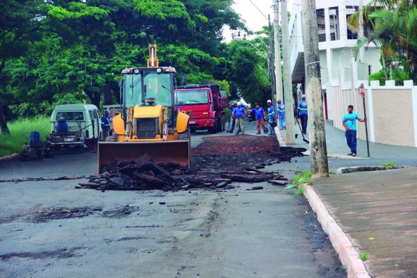 Equipe da secretaria de Obras iniciou recuperação da avenida Minas Gerais