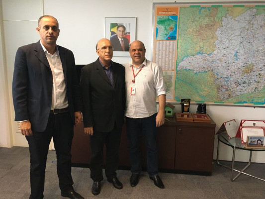Presidente da COHAB discute andamento dos processos durante reunião