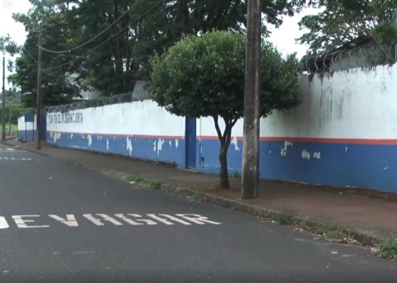 Ladrões passaram por cima da concertina, afirma secretário de Educação