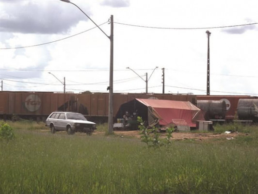 Lotes no bairro São Sebastião foram invadidos por aproximadamente 50 pessoas