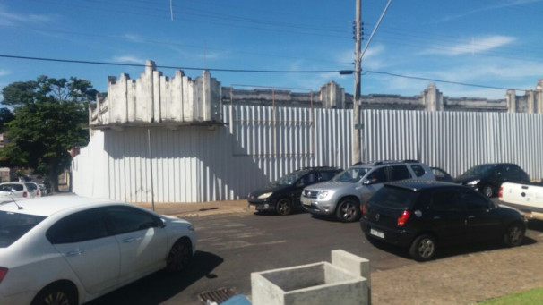 Cruzamento na praça Padre Nilo Tabuquini se tornou difícil de transitar