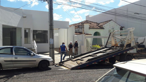 Veículos estacionados de forma irregular podem ser guinchados