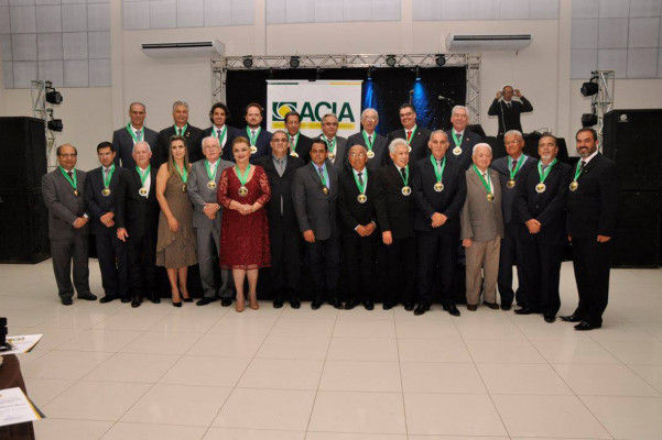 Empresários são agraciados com medalha e diploma