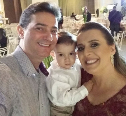 Absair Ferreira de Oliveira, ao lado da esposa Beatriz Basso Guimarães e o filho Rafael Basso Guimarães Oliveira (16/2) 