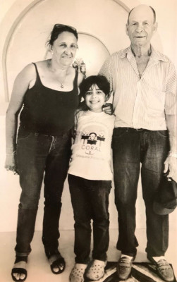 Cylene Ribeiro, aniversariante do dia 19, com o sobrinho Pedro Henrique e o marido Valdomiro Vieira 