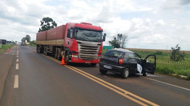 Fiat/Palio foi atingido por carreta em trevo perigoso 
