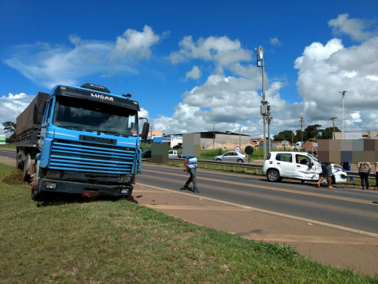 Carreta atingiu Fiat/Uno, que não observou o tráfego em um trevo da rodovia ** PRF 
