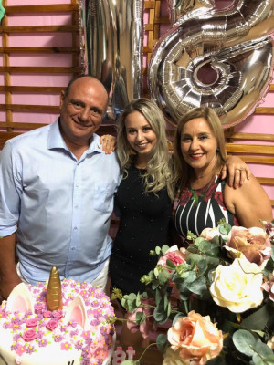 Quem também festejou aniversário no último final de semana foi Giovanna Mordente. Parabéns pela linda festa de 18 anos e muito sucesso. Na foto a garota está acompanhada de seus pais Luís “Galinha” e Virginia Mordente.