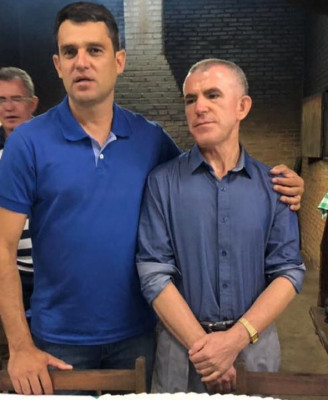 Gilbrair Alves Lemos (Bil), dia 17, ao lado do sobrinho Rebert Lemos 