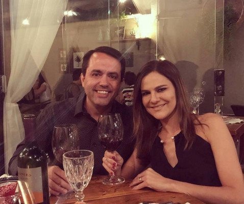 Elegantíssima Mariana Cury de Morais Carraro Arantes estréia idade nova nesta sexta-feira, 2. Em grande estilo a socialite canta parabéns na companhia do maridão Dr. Flávio Carraro Arantes. Enjoy your day!