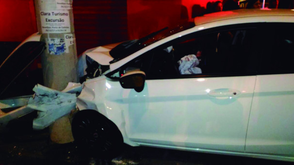 Colisão entre ambulância e carro de passeio ocorreu na avenida Coronel Teodolino Pereira de Araújo