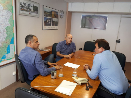 Na quinta-feira, o diretor-geral do DEER-Departamento de Edificações e Estradas de Rodagem de Minas Gerais Davidsson Canesso de Oliveira, recebeu o prefeito Marcos Coelho (MDB) e o secretário de Desenvolvimento Econômico Juberson Melo.
