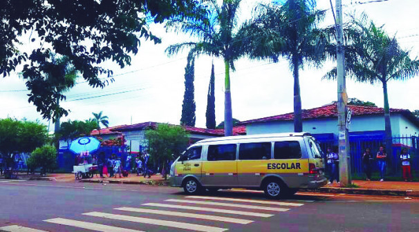 Transporte escolar permanece parado