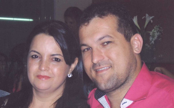 Keila Aparecida Rodrigues, ao lado do esposo, aniversariante do dia 21, Mauro Sergio dos Santos