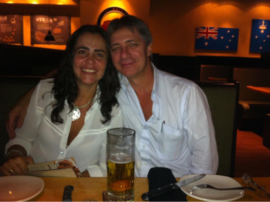 Leonor Silvestrin ao lado do esposo e aniversariante de hoje, Ronne Barbosa 