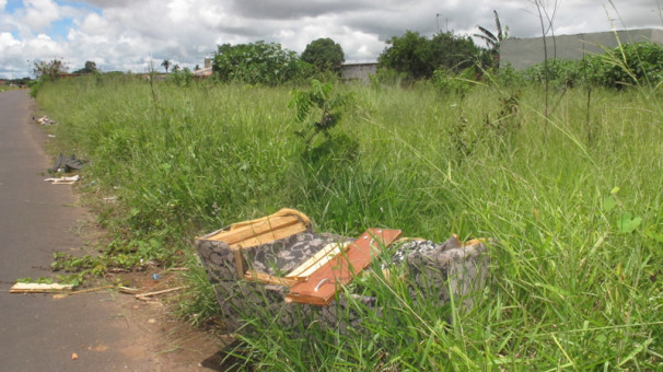 Ausência de asfalto também faz parte dos transtornos