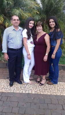 Marli Divina, aniversariante de hoje, ao lado das netas Maria Fernanda e Maria Eduarda e de seu esposo Waldemiro 