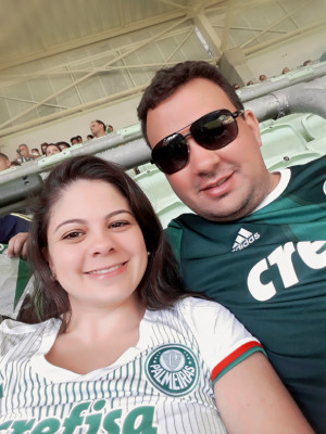 Nathálya Alves de Oliveira, aniversariante de hoje ao lado do esposo Rodrigo S. Menezes 