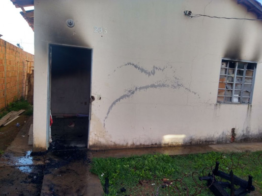 Entre outras ocorrências atendidas pelo Corpo de Bombeiros está o incêndio em residência 